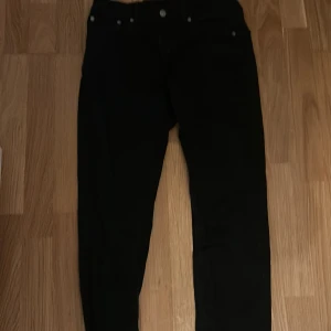 Levis 502 - Ett par fina Levis 502 jeans. Köpta för 1100kr i butik. Ett litet hål finns på vänster sida som bara syns på när håll, priset även satt billigt pga detta. Storlek 29 x 32