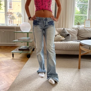 Såå najs lowwaist jeans ❤️ - Superfina lowwaist jeans!😁🙌🏻Modell 169 Midjemått: 80cm Innerbenslängd 78 cm Fickor där bak! Lowwaist😍❤️