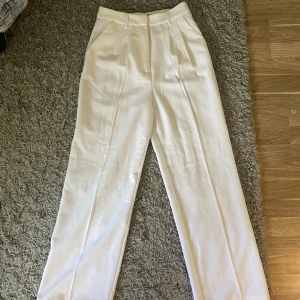 Vita kostymbyxor  - Superfina kostymbyxor från Bikbok! Använda 2 gånger, som nya! Superfina men säljer dom då dom inte används. Inga defekter som hål eller slitningar. Nypris 500