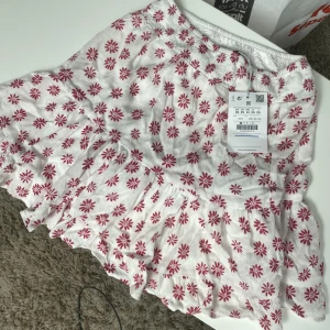 Kjol - Jättefin kjol från pull and bear, aldrig använd med prislapp kvar!