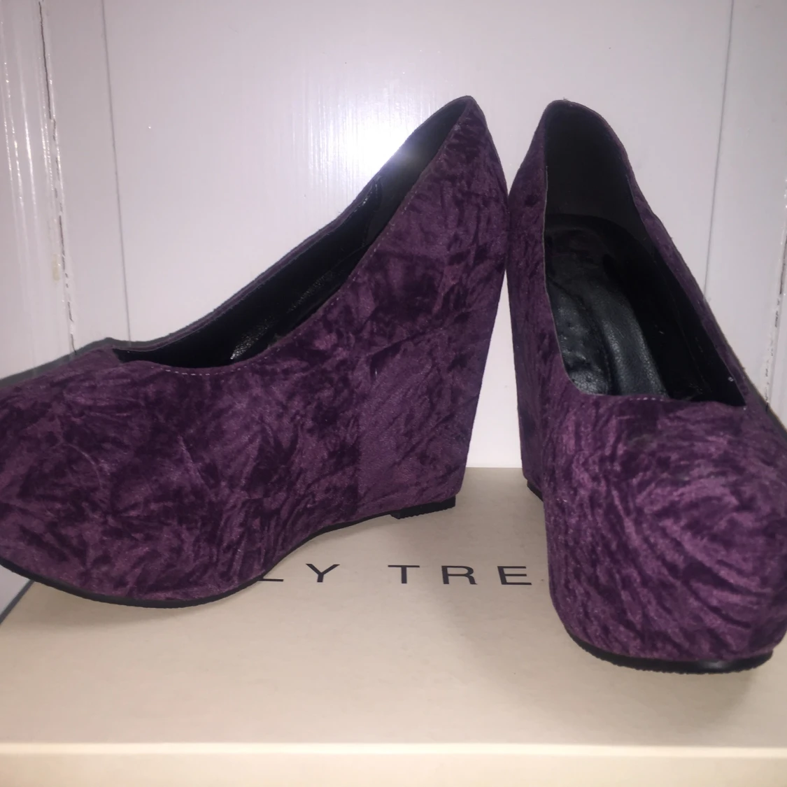 Snygga sammet kilklack  - 91