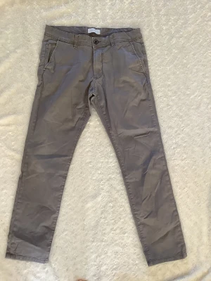 Byxor märke Esprit 33/32, skickas snabbt! Billigt!  - Byxor  Esprit 33/32 Beg skick med massor att ge. Skickas direkt vid betalning.  Rensar massor så bara att höra av sig. Vid köp av många saker är det prutbart. 