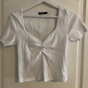 Topp - Säljer denna topp för att den inte kommer till användning💕 I storlek L men passar på mig som är S/M💕