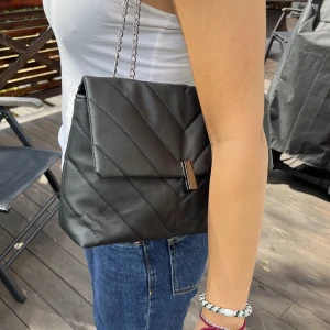 Väska  - En väldig fin väska som är perfekt till skolstarten eftersom den är ganska rymlig, helt oanvänd och är i nyskick 💖🥰☀️