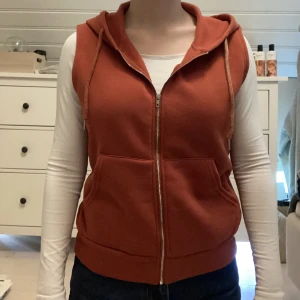 Hoodie utan ärmar med dragkedja - Brunröd färg. Aldrig använd bara provad.