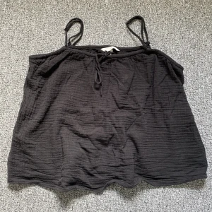 Sött linne - Tänkte sälja detta linne från hm som jag har använt typ 3 ggr. Så de är i ny skick, och har inga defekter. Skriv för mer information 