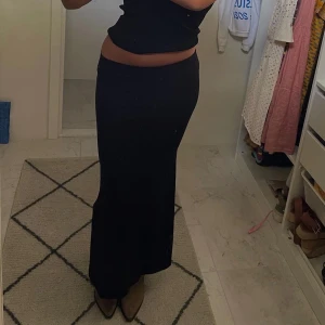 Svart lång kjol - Säljer denna super populära kjolen från ett australienskt märke. Aldrig använd 🥰