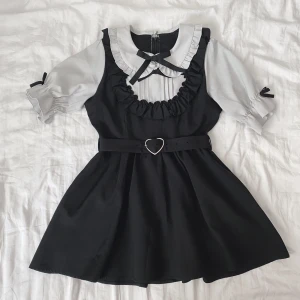 Klänning DML - Super söt klänning från Dear My Love! Gott skick förutom att det vita blivit lite grått i tvätten! Är super kort så passar bra för någon som är under 165cm. Eller används som över del o en set up som jag burit den! (Matchat med shorts i liknande material)