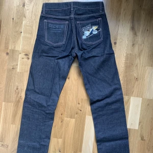 Eytys Cypress Jeans - Eytys Cypress Raw Purple Velvet. Strl 29/34 (små i storlek) Som nya, använda ca 5 gånger!! Nypris 1900 kr. Älskar dessa jeans, men säljer pga att de är för små tyvärr. 