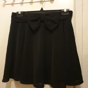 Hur fin kjol som helst med rosett - Kjol från hm. Storlek s.  Säljer då jag tyvärr inte kan ha denna längre. Dragkedja bak. 