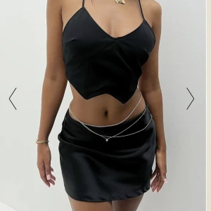 SVART KJOL - Svart kjol från na-kd! 🖤 Helt oanvänd. Nypris: 299kr (Säljer även toppen på bild 1)