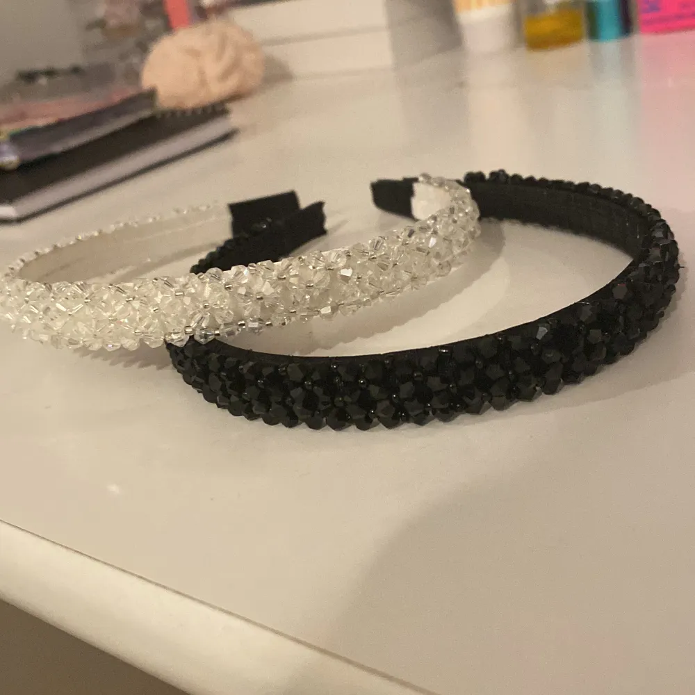 Säljer dessa supersöta diadem!!❤️ Båda för 105kr, en för 60kr🥰Pia kan diskuteras!!! Går med på nästan alla pris förslag, det är bar att lägga förslag !!. Accessoarer.