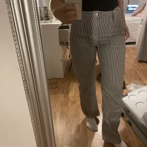 Cargo liknande byxor  - Säljer mina cargo liknande byxor som är as balla! Dem är använda ett fåtal gånger och därmed i bra skick. 