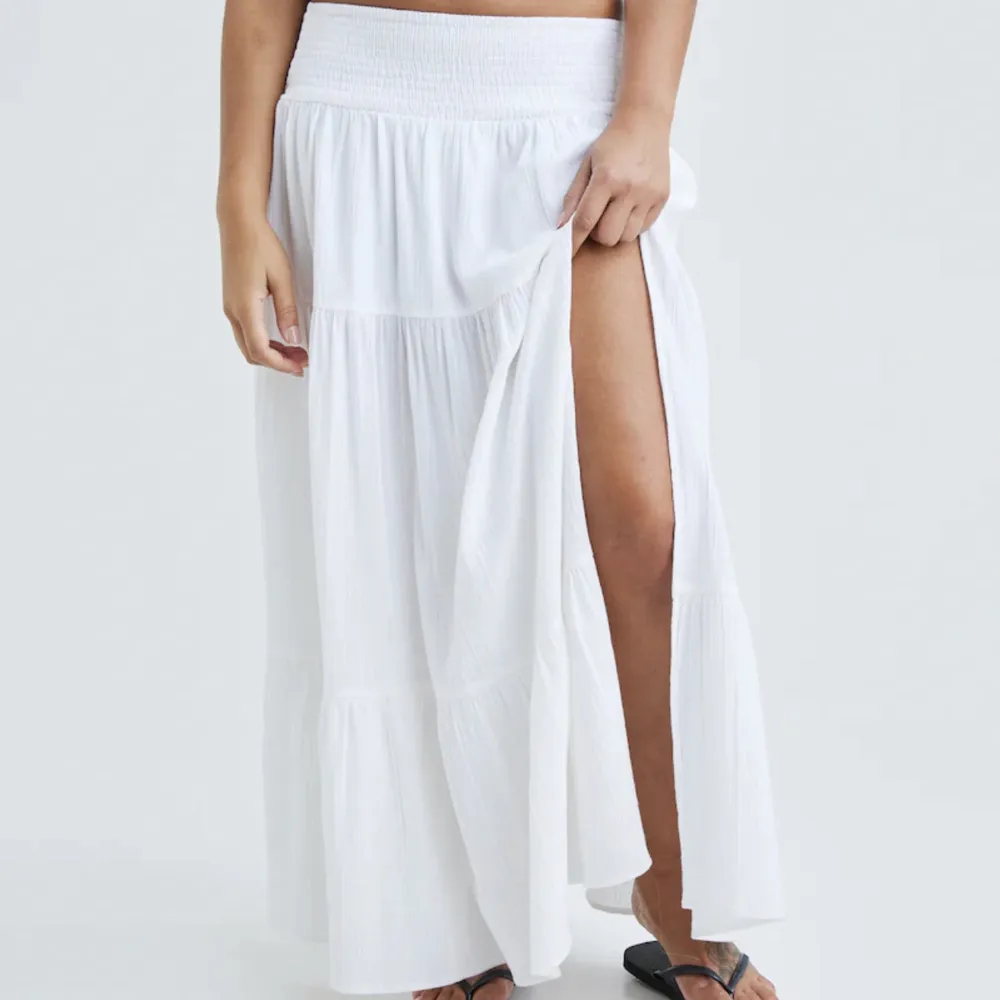 Säljer denna långa vita kjolen från BIKBOK som är helt slutsåld på hemsidan. Den är i storlek S men skulle passa XS-M. Nypris 499kr, mitt pris 250kr. Väldigt bra skick, knappt använd. Perfekt till sommaren 🫶🏼. Kjolar.
