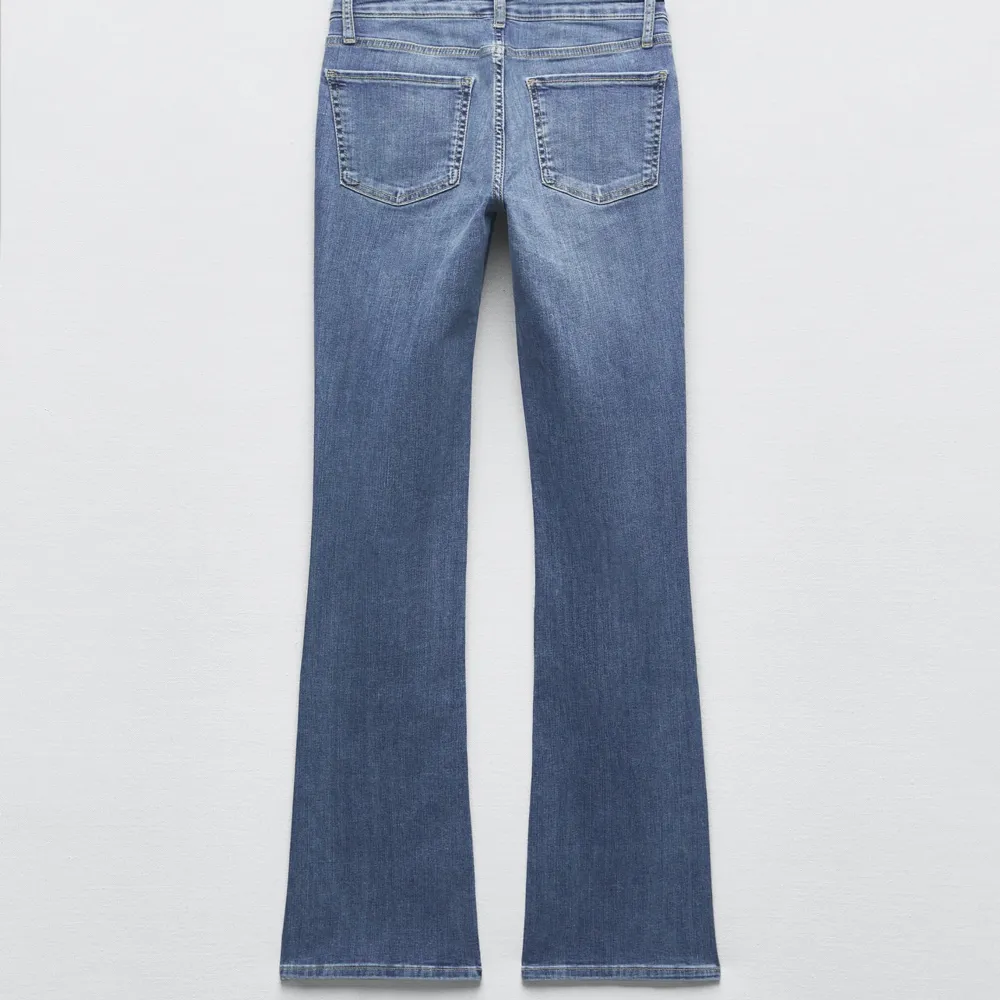 lågmidjade jeans från zara, oanvända med prislappen på! säljer då dem inte passade mig 🫶🏼ordinariepris : 400kr. Jeans & Byxor.