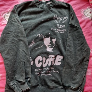 Oversized collegetröja - Mysig långärmad tröja i oversized modell🥰"The cure" merch, supercool med en urtvättad look. Använd men i superbra skick🌸storlek 36 men väldigt stor i storleken☺️
