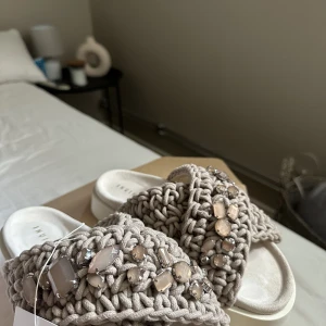 INUIKKI TOFFLOR - Beigea/bruna slutsålda inuikii tofflor i stolek 38 Helt oanvända!! säljer då jag hittade ett annat par