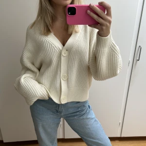 Stickad kofta  - Säljer en vit/beige stickad kofta från H&M i storlek M. Använd cirka 4 gånger. Skriv vid frågor eller fler bilder 