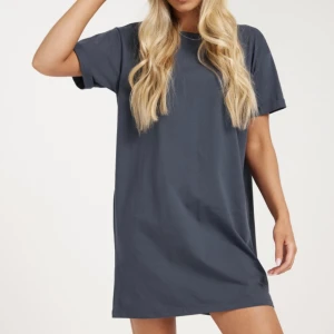 Marinblå t-shirtklänning - Oanvänd t-shirtklänning från Nelly.