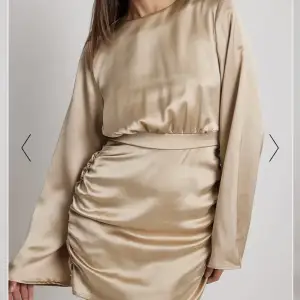 Jättefin klänning från NA-KD i guld, endast använd en gång utan några fläckar och är hel🥰 65kr frakt!