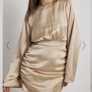 Klänning från NA-KD - Jättefin klänning från NA-KD i guld, endast använd en gång utan några fläckar och är hel🥰 65kr frakt!