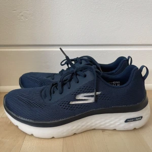 Skechers Skor - strl. 38 - Använt en gång. Skorna är bekväma med Goga Mat sula.