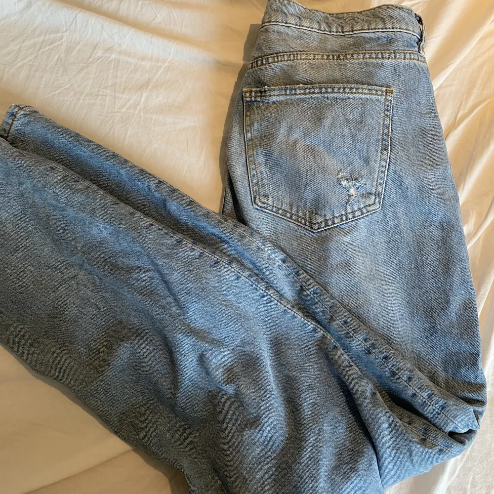 Jeans med raka ben och låg midja från Gina Tricot med lite slitningar. Storlek 44 150kr plus frakt. Jeans & Byxor.
