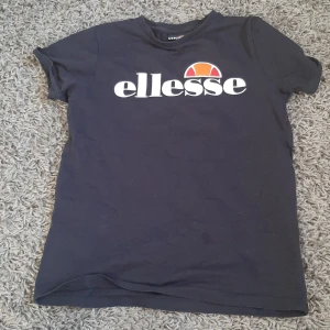 Ellesse tröja - En mörkblå ellesse t-shirt. Original pris är 300kr