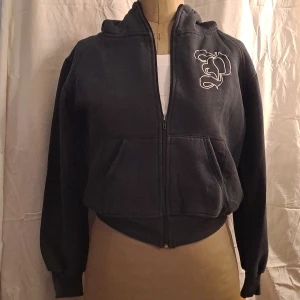 Svart huvtröja  - Lite liten i storleken, så mer likt L än XL. För mer info skicka pm. Pris diskuterbart. Köparen står för frakten. Ansvarar inte för paketet under frakt. 