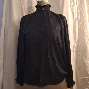 Vintage blus - Vintage blus. Pris är diskuterbart 💖 För mer info skicka pm. Str. 36. Köparen står för frakten. Ansvarar inte för paketet under frakt. 