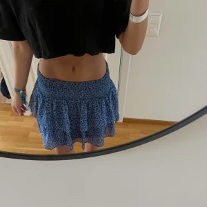 Kjol - Blå volangkjol med leopardmönster, super söt och fint skick. Passar XS-S