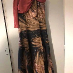 Balklänning - En lång balklänning. Använd ett fåtal gånger. I bra skick. 