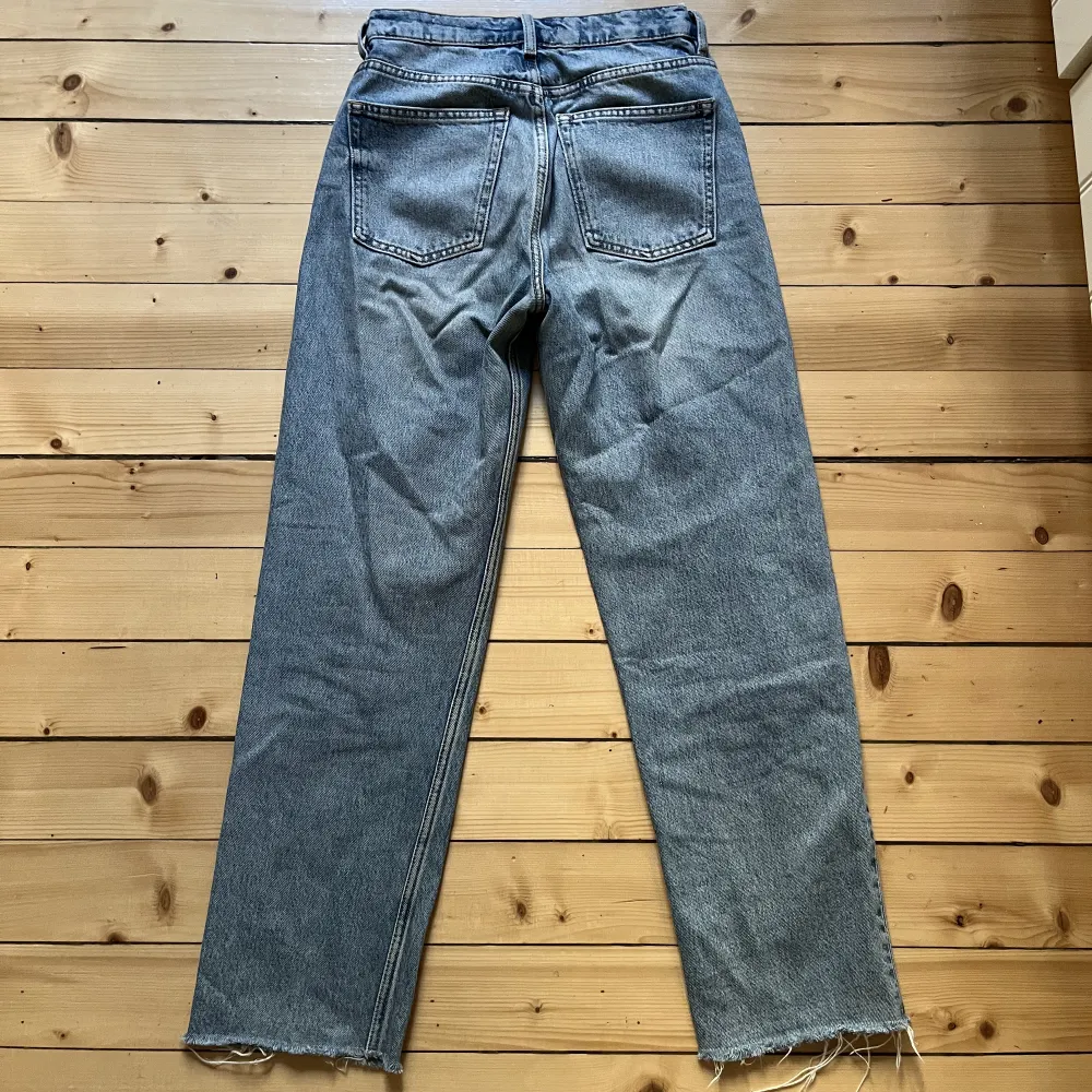 Jeans i ljus tvätt, avklippta nedtill. . Jeans & Byxor.