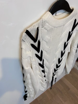 Stickad tröja vit - Vit stickad ”chunky” tröja från Gina tricot. 