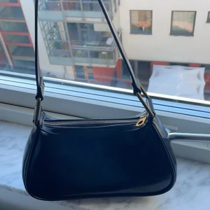 Väska från pull and bear - Köpt på pull and bear i Spanien. Oanvänd. 