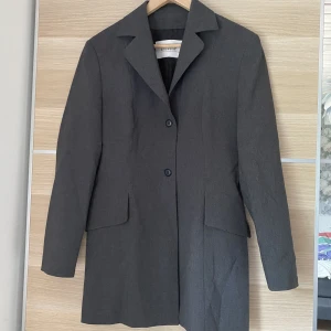 Längre grå kavaj. Storlek 38.  - Grå längre kavaj i storlek 38. Av märket InWear. Del av set. Så finns även ett år tillhörande kostymbyxor. 