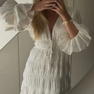 Klänning - Vit klänning från nakd Moa Mattssons kollektion🤍storlek 36!!🌺