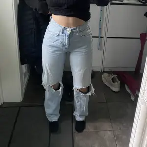 Säljer dessa perfect jeans ifrån Gina tricot i storlek 34, hålen är ”slitna” men inte något som försämrar utseendet. Köparen står för frakten ❣️