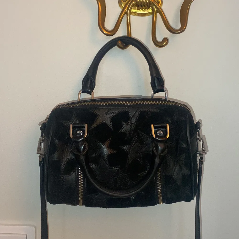 Säljer min superfina väska från Zadig & Voltaire🖤🖤🖤 det är en väska i modellen Sunny, storlek xsmall🙌🏼 Axelband medföljer och väskan är så gott som ny💜💌💕skriv för fler bilder alt frågor💘. Väskor.