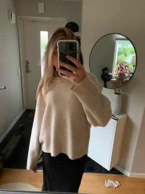 Snygg stickad tröja  - Beige stickad tröja från H&M. Inköpt 2021. Jättesöt, men något nopprig❤️ st M, men passar mig som vanligtvis bär XS/S❤️
