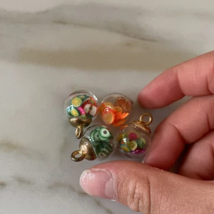 Små frukt kulor - Små kulor men frukt i man kan ha som halsband 5kr st