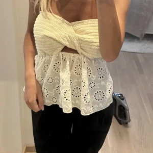 Zara topp - Säljer denna jätte fina zara topp då den ej kommer till användning längre. Lånad bild. Det finns inga defekter/ man ser ej att den är använd. Hör av er vid frågor, priser kan diskuteras men om du ej har frågor är det helt okej att trycka på köp nu 💗