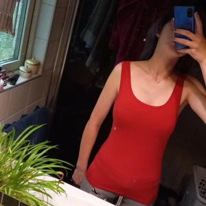 Vanligt rött linne - Jag använder det inte så säljer istället. Det är ifrån fsbn sister och är i storlek xs kontakta mig för mer svar och bilder