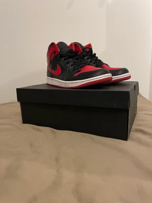 Jordan 1 - Ett par Jordan 1 i super bra skick.  Har tagit hand om de jätte bra så de är som ny. Köpte skorna på Nikes hemsida och säljer de pågrund av de har blivit för små. Kan gå ner i pris vid snabb affär.