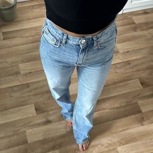 Jeans  - Blåa raka Jeans med hög midja från Gina. Säljer pga för långa för mig, sparsamt använda, toppenskick! 🍷