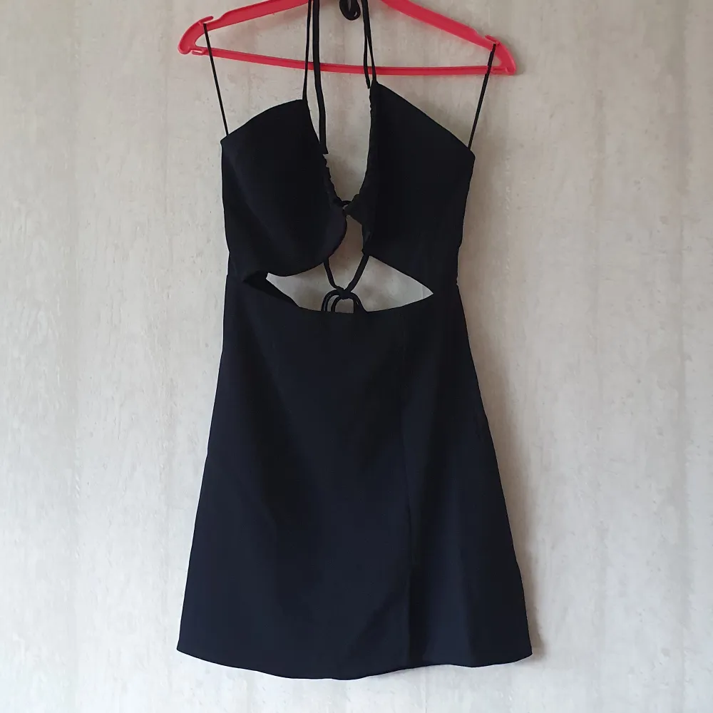 En ny fin svart klänning från bikbok stl s. original pris 399kr. Klänningar.
