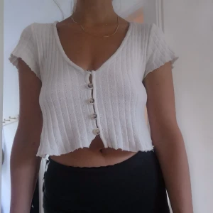 Vit topp från Urban Outfitters - Vit topp och magtröja från Urban outfitters i storlek L men jag är en XS/ S. 
