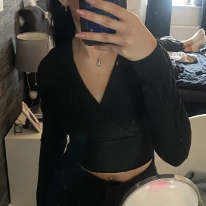 Svart långarmad - Svart långarmad v-ringad tröja, bra skick och fin kvalitet. Tröjan är i storlek xs och från shein, därav även det billiga priset. Köparen står för frakten❣️