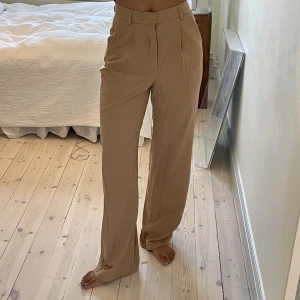 Långa kostymbyxor  - Kostymbyxor från Pull & Bear. Jag står för frakten 📦 endast swish som betalningsmedel ☀️