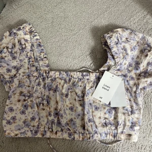 Croppad tröja - Säljer då den ej kommer till användning, prislapp sitter kvar. Knytbar i ryggen.Köparen står för frakt 💕